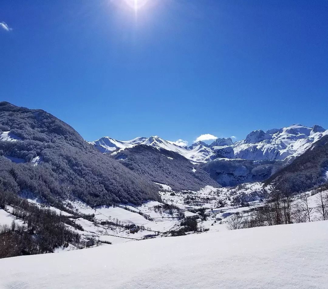 Verschneites Hochtal in den Albanischen Alpen