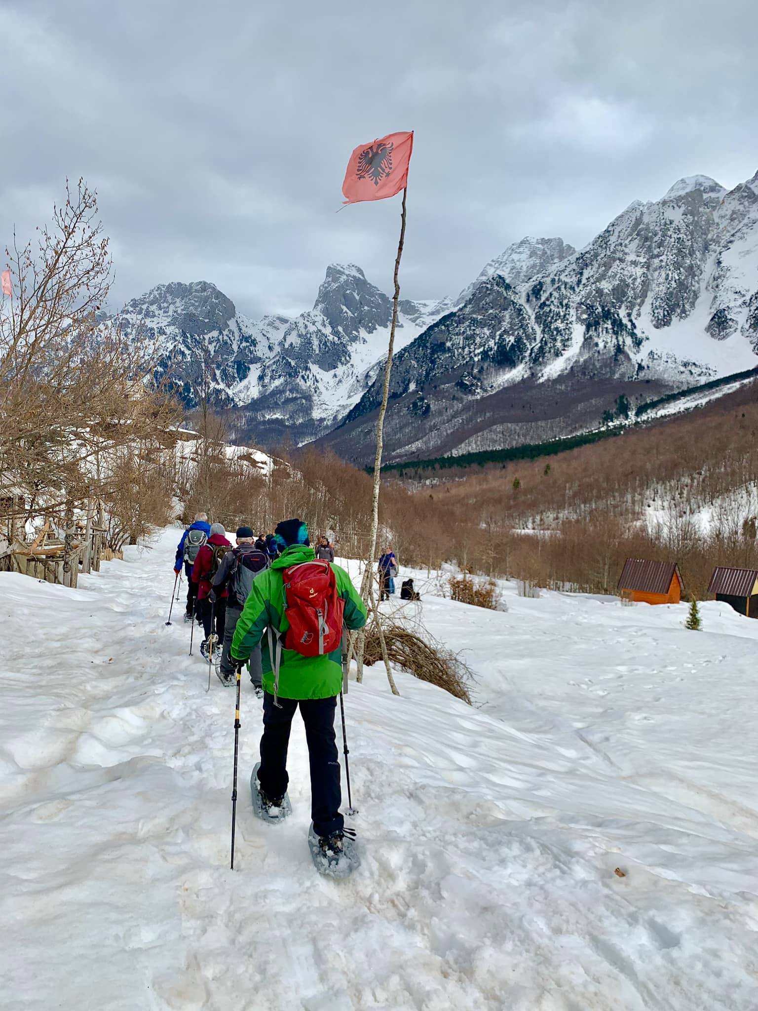 Schneeschuhwanderung mit albanischer Flagge