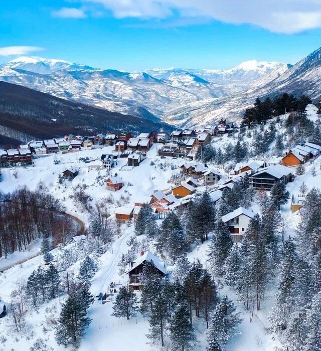 Verschneites Bergdorf im Winter