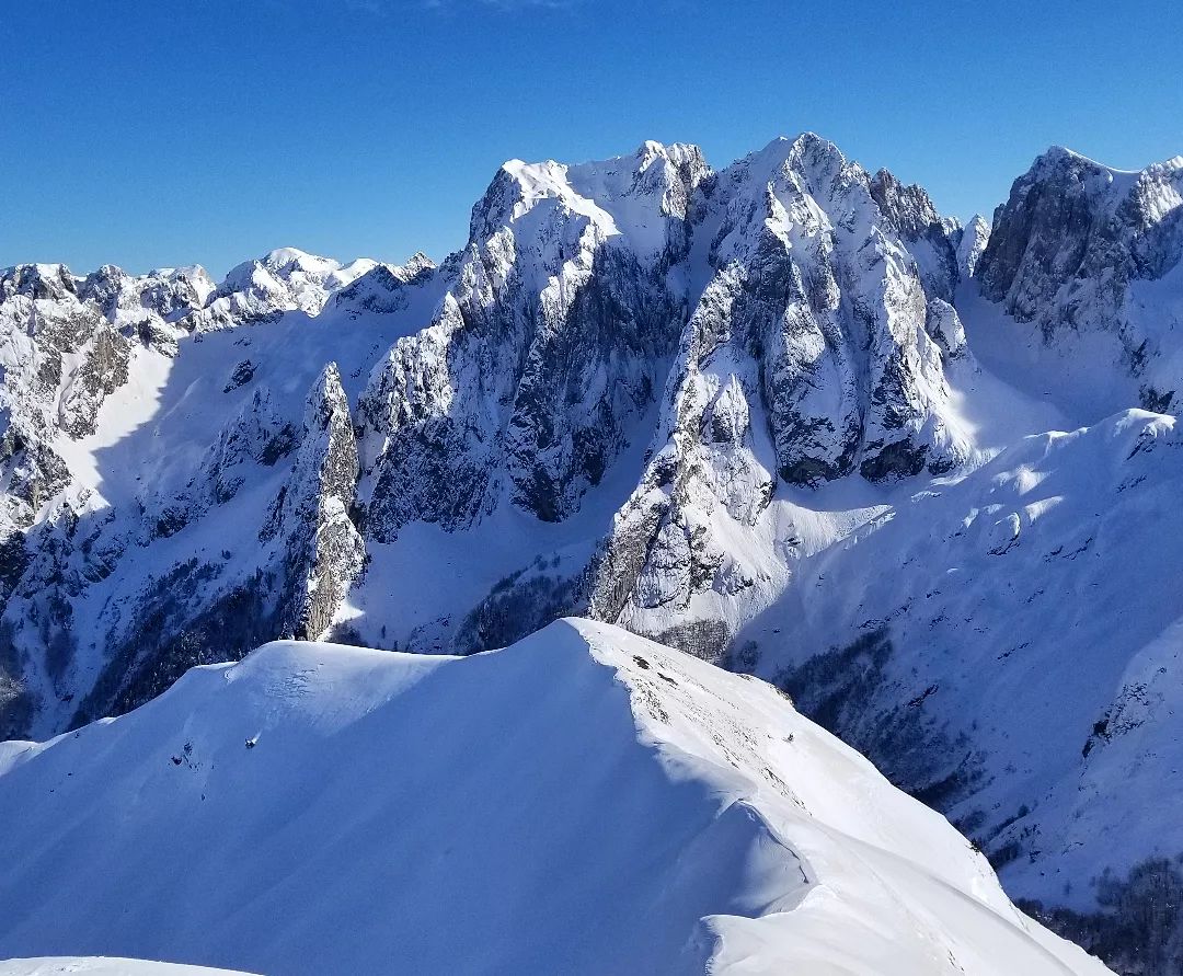 Verschneite Felsgipfel der Albanischen Alpen