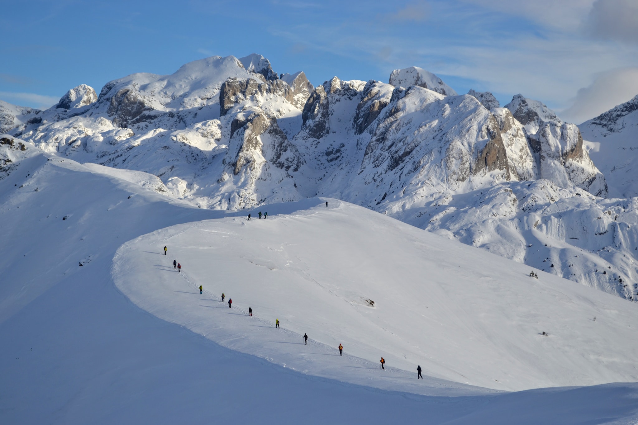 Schneeschuhtour Albanien Kosovo 03 Schneeschuhgruppe auf einem verschneiten Bergkamm