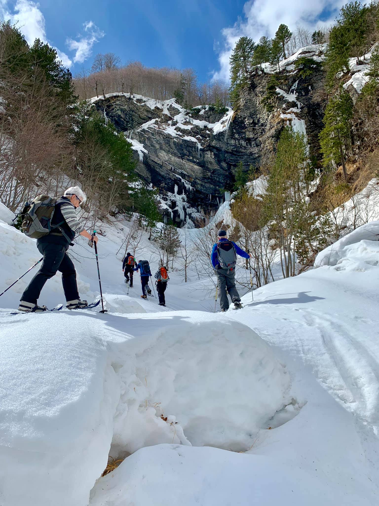 Aufstieg auf Schneeschuhen zum vereisten Wasserfall