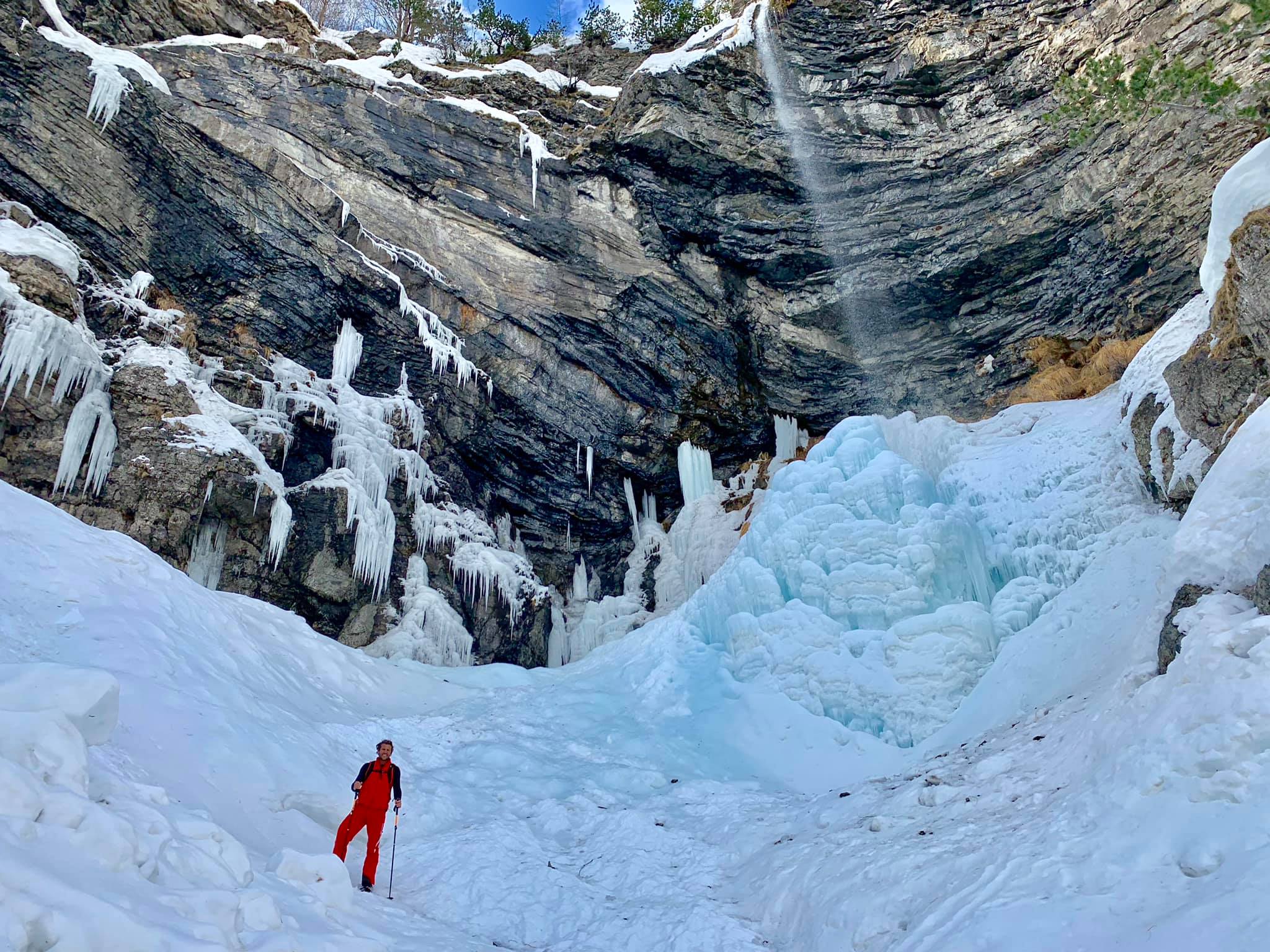 Vereister Wasserfall im Winter