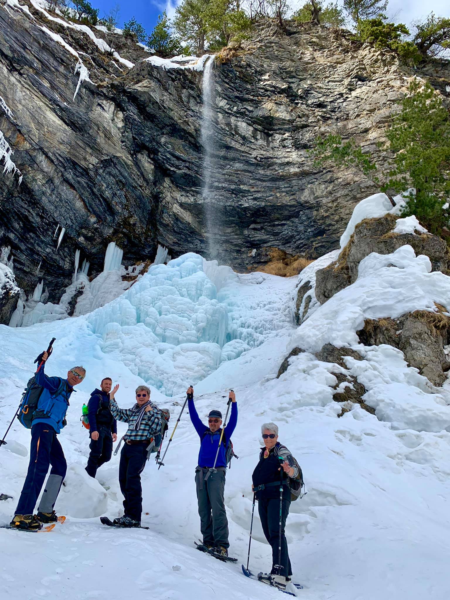 Reisegruppe vor dem vereisten Wasserfall