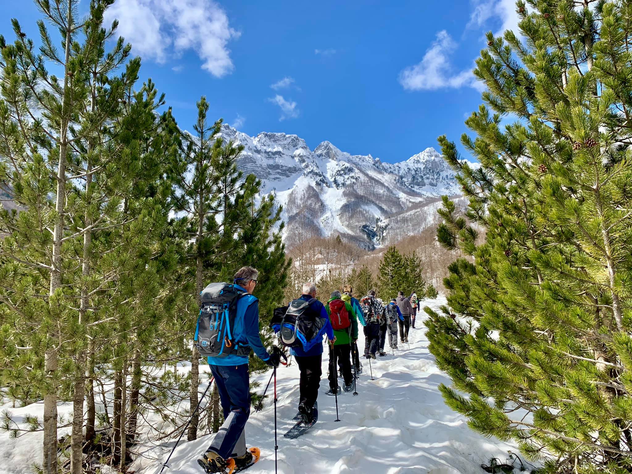 Schneeschuhwanderung mit Blick auf die Albanischen Alpen