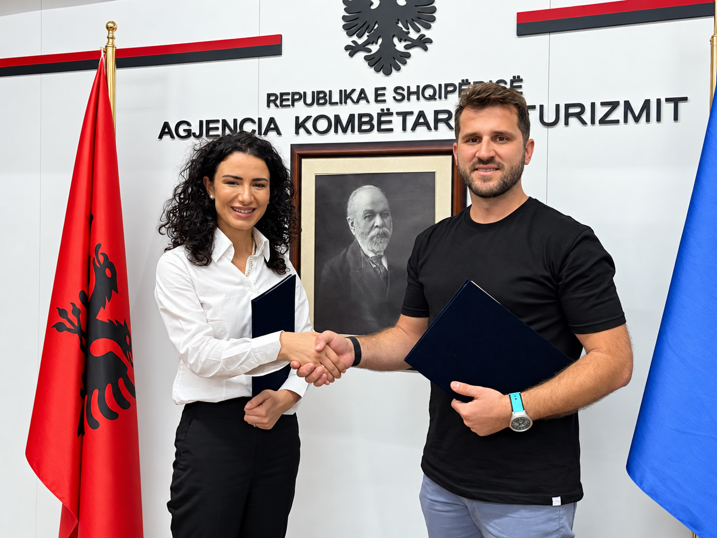 Albanien Reisen wird offizieller Kooperationspartner der Nationalen Tourismusagentur Albaniens Saimir Shala von Albanien Reisen und Jola Hysaj von der Nationalen Tourismusagentur Albaniens bei der Unterzeichnung der Kooperationsvereinbarung in Tirana am 1. Oktober 2026