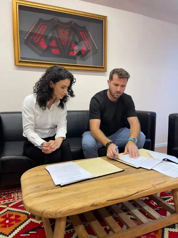Jola Hysaj und Saimir Shala beim Unterzeichnen der Kooperationsvereinbarung zwischen der Nationalen Tourismusagentur Albaniens und Albanien Reisen